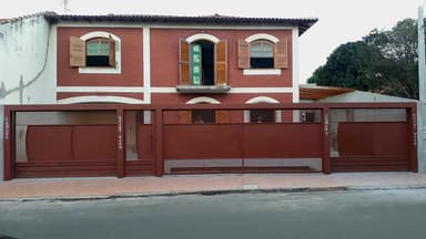 Portão principal metálico